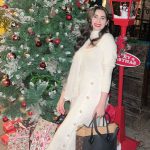 Zara Khan Instagram - Wishing you a season that’s merry and bright with the light of God’s love.✨ #merrychristmas 🎄🤶🏻💚