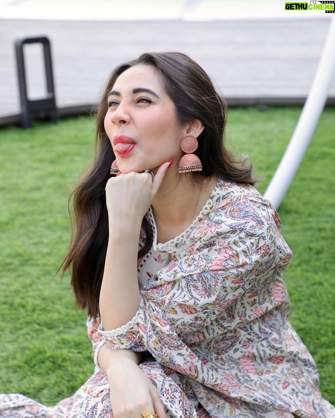 Zara Khan Instagram - 💛💛💛 . . . #photography @bikashm95 #makeup @safasheikhbeauty #hair @little_hair_poetry #outfit @gulabi_dori