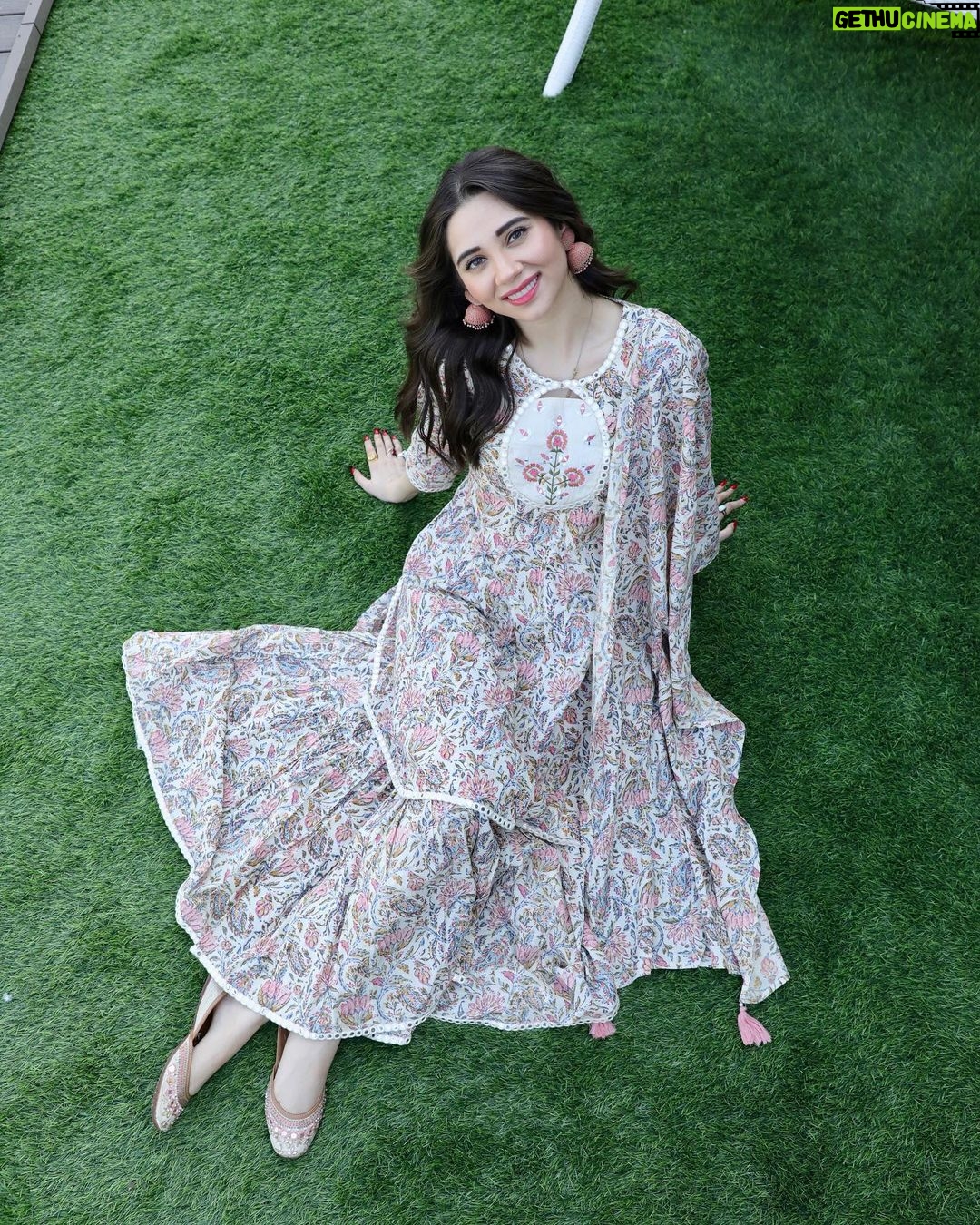 Zara Khan Instagram - 💛💛💛 . . . #photography @bikashm95 #makeup @safasheikhbeauty #hair @little_hair_poetry #outfit @gulabi_dori