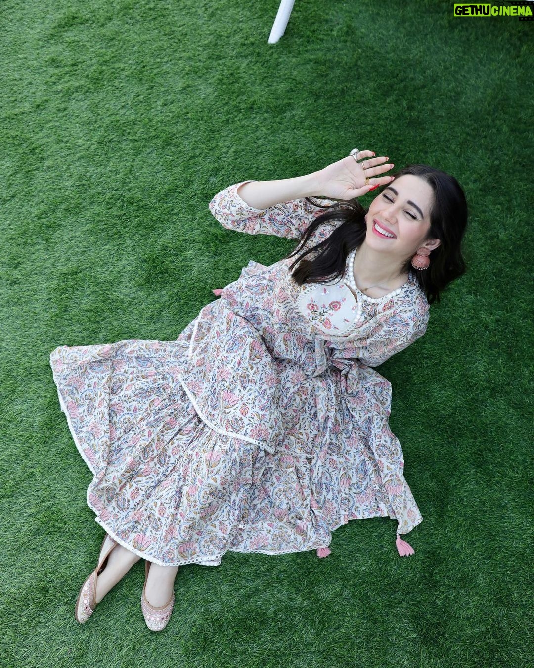 Zara Khan Instagram - 💛💛💛 . . . #photography @bikashm95 #makeup @safasheikhbeauty #hair @little_hair_poetry #outfit @gulabi_dori