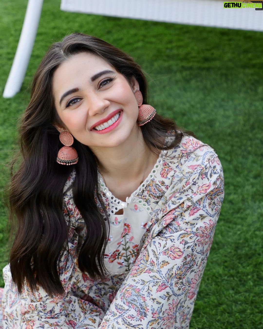 Zara Khan Instagram - 💛💛💛 . . . #photography @bikashm95 #makeup @safasheikhbeauty #hair @little_hair_poetry #outfit @gulabi_dori