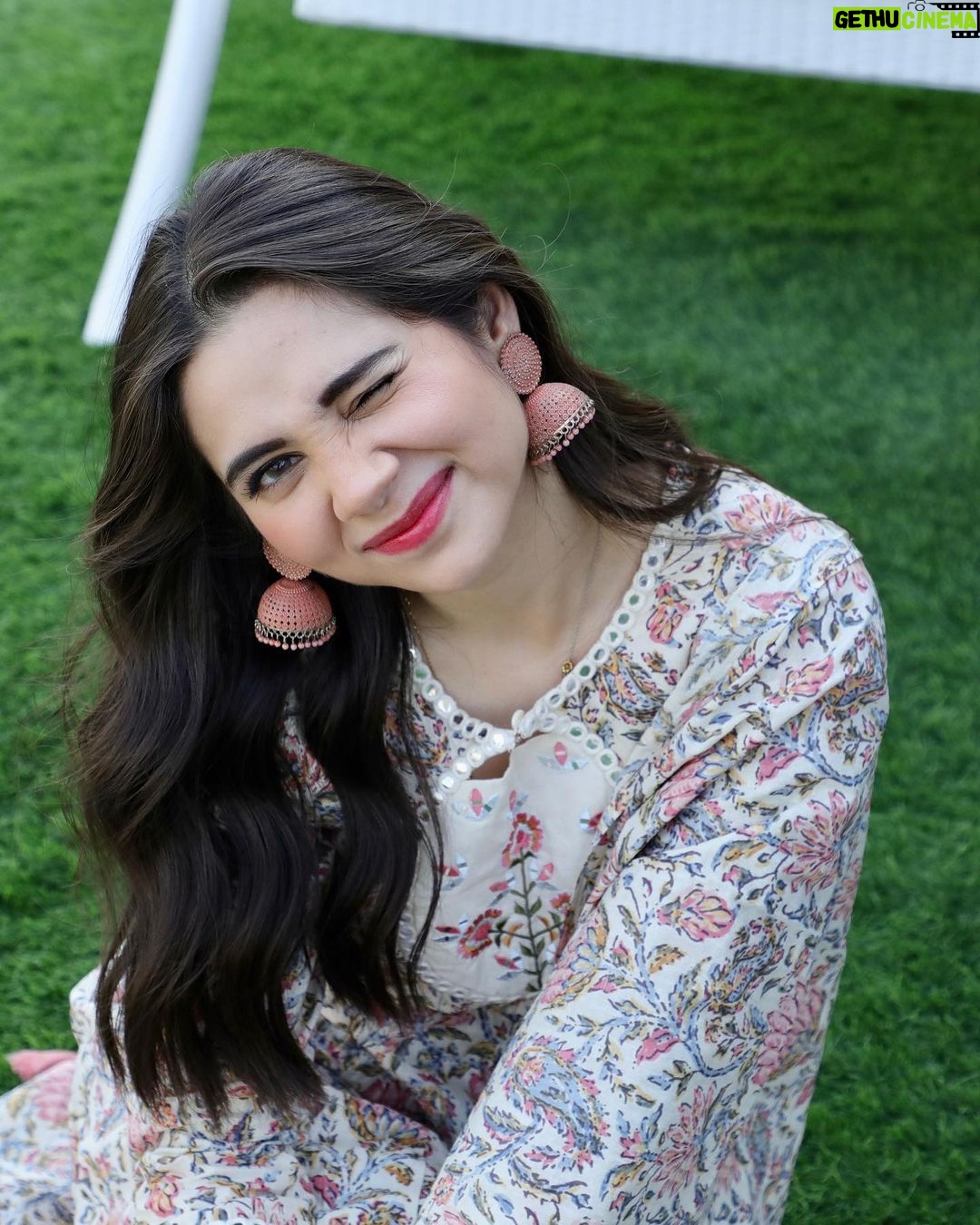 Zara Khan Instagram - 💛💛💛 . . . #photography @bikashm95 #makeup @safasheikhbeauty #hair @little_hair_poetry #outfit @gulabi_dori