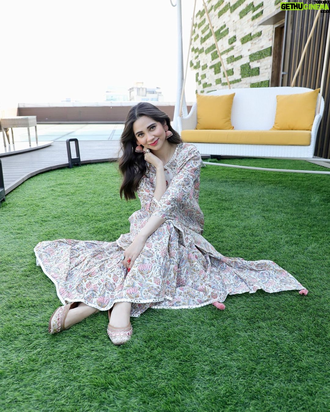 Zara Khan Instagram - 💛💛💛 . . . #photography @bikashm95 #makeup @safasheikhbeauty #hair @little_hair_poetry #outfit @gulabi_dori