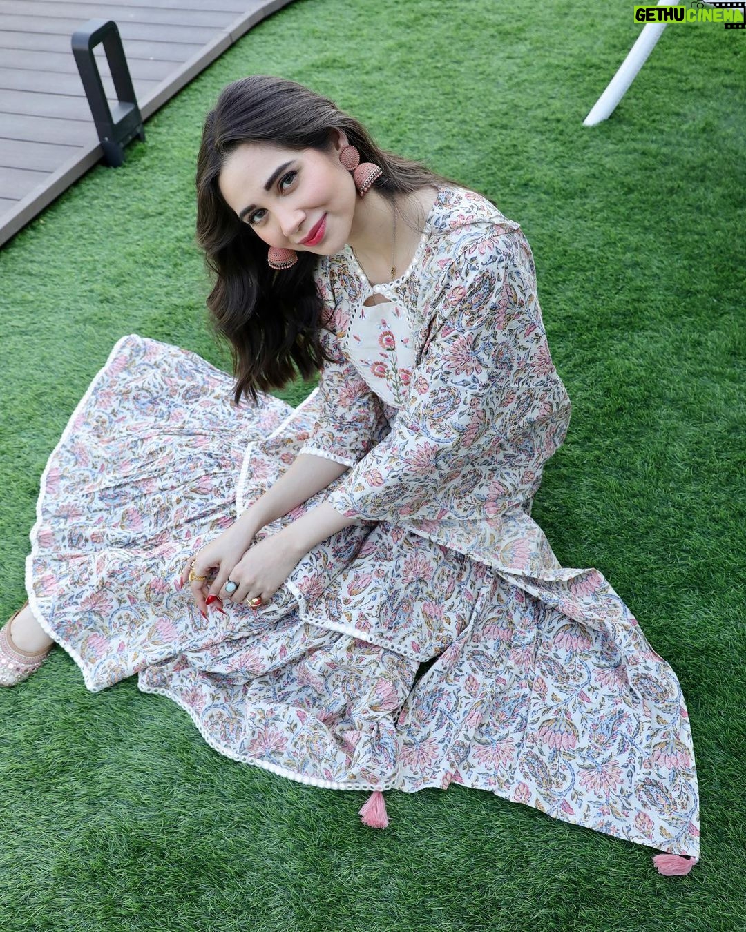 Zara Khan Instagram - 💛💛💛 . . . #photography @bikashm95 #makeup @safasheikhbeauty #hair @little_hair_poetry #outfit @gulabi_dori