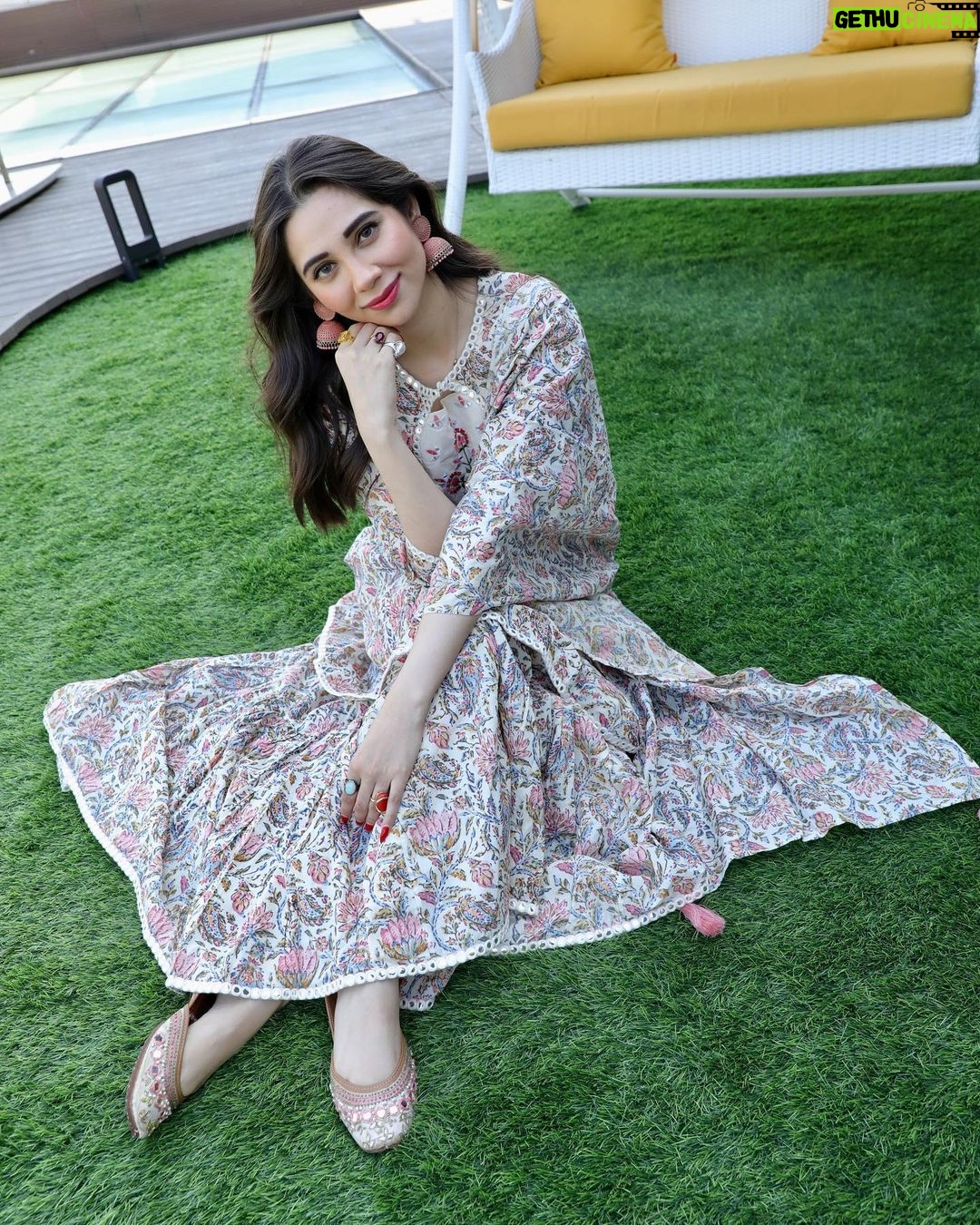 Zara Khan Instagram - 💛💛💛 . . . #photography @bikashm95 #makeup @safasheikhbeauty #hair @little_hair_poetry #outfit @gulabi_dori