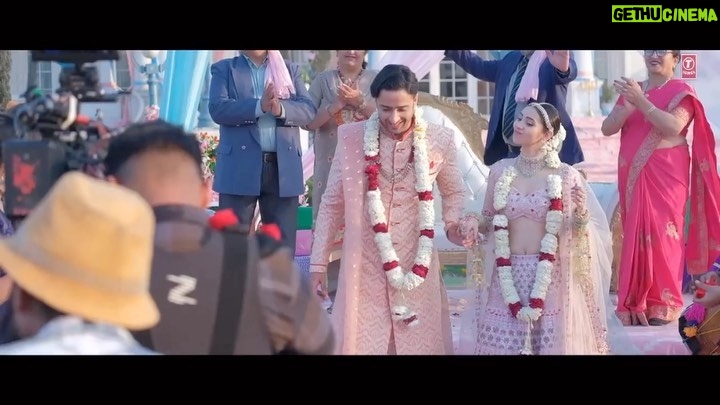 Zara Khan Instagram - This was so much fun! Take a look at these crazy moments captured from the sets of the craziest wedding song of the year! Tune in to #MainTenuChadhJaungi now! #tseries @tseries.official #BhushanKumar @tanishk_bagchi @donati_media #Craziestदुल्हनOfTheSeason #Sweetestदुल्हाOfTheSeason #WeddingGoals #WeddingInspiration #WeddingSeason #BigFatIndianWedding #IndianWedding