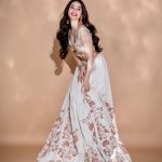 Zara Khan Instagram - #lehenga over gowns Any day😉🤍🫶🏻✨ . . . #photography @rishabhkphotography #styling @pallakhshah #outfit @bindaniofficial #jewellery @koharbykanika #makeup @safasheikhbeauty #hair @little_hair_poetry Managed by @poorva_n