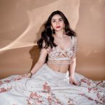 Zara Khan Instagram - Waiting for my food like a damsel in distress 🤤 …. . . . #photography @rishabhkphotography #styling @pallakhshah #outfit @bindaniofficial #jewellery @koharbykanika #makeup @safasheikhbeauty #hair @little_hair_poetry Managed by @poorva_n
