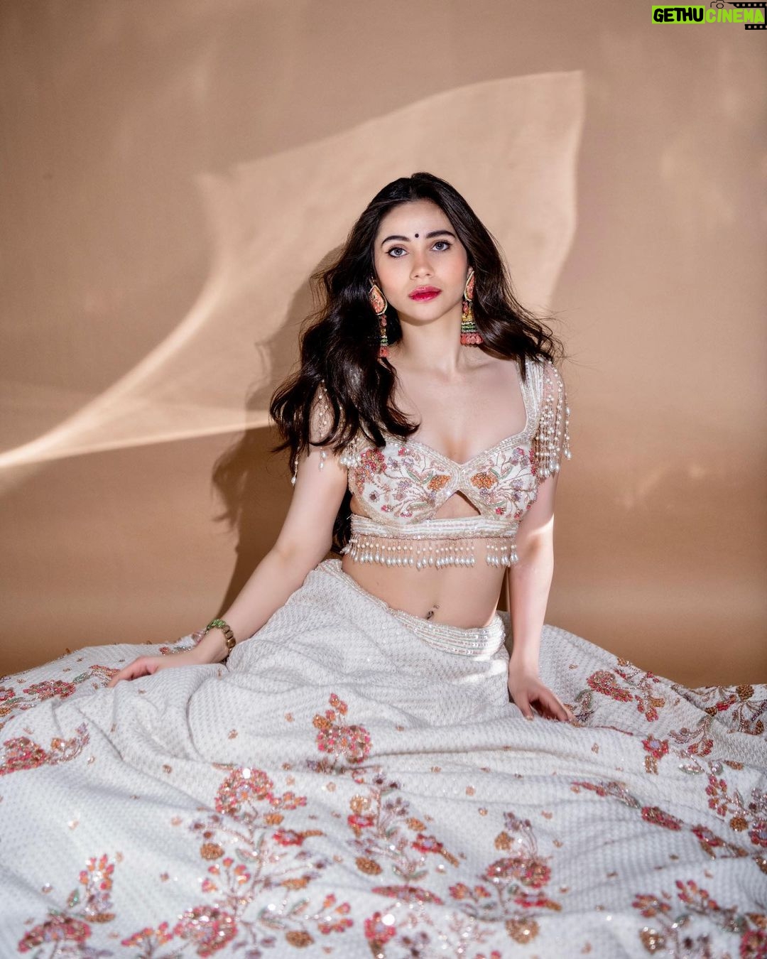 Zara Khan Instagram - Waiting for my food like a damsel in distress 🤤 …. . . . #photography @rishabhkphotography #styling @pallakhshah #outfit @bindaniofficial #jewellery @koharbykanika #makeup @safasheikhbeauty #hair @little_hair_poetry Managed by @poorva_n