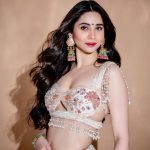 Zara Khan Instagram - #desigirl at 🫶🏻 always & forever 🤍✨ . . . #photography @rishabhkphotography #styling @pallakhshah #outfit @bindaniofficial #jewellery @koharbykanika #makeup @safasheikhbeauty #hair @little_hair_poetry Managed by @poorva_n
