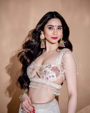 Zara Khan Instagram - #desigirl at 🫶🏻 always & forever 🤍✨
.
.
.
#photography @rishabhkphotography 
#styling @pallakhshah 
#outfit @bindaniofficial 
#jewellery @koharbykanika 
#makeup @safasheikhbeauty 
#hair @little_hair_poetry 
Managed by @poorva_n