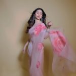 Zara Khan Instagram - Saree girl forever 💖 . . . Styled by @hitendrakapopara Saree by @anamikakhandelwalofficial Jewellery by @vrityasilverjewelry_ Fashion team @sarinabudathoki @tanyakalraaa Hair by @little_hair_poetry Makeup by @safasheikhh Shot by @ajayjangidphotography Zahrah’s team @candidly_ish