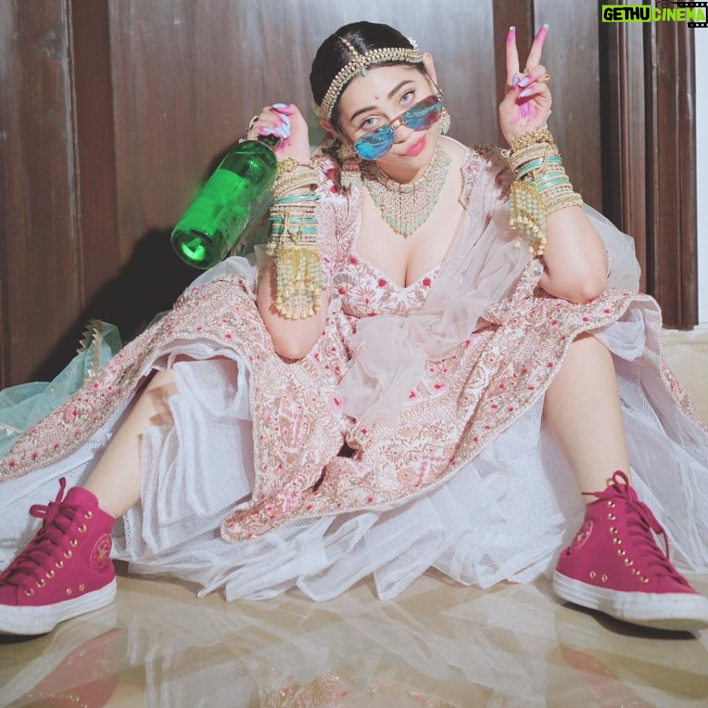 Zara Khan Instagram - Kaisi lagi #Craziestदुल्हनOfTheSeason ??? 🍻🍾💖🥳🤪 . . . Outfit @dishapatilpretcouture Makeup & hair @elvisvaaz Photography @vahishta9 . . . #WeddingGoals #WeddingInspiration #WeddingSeason #BigFatIndianWedding #IndianWedding #zahrahskhan #zahrians
