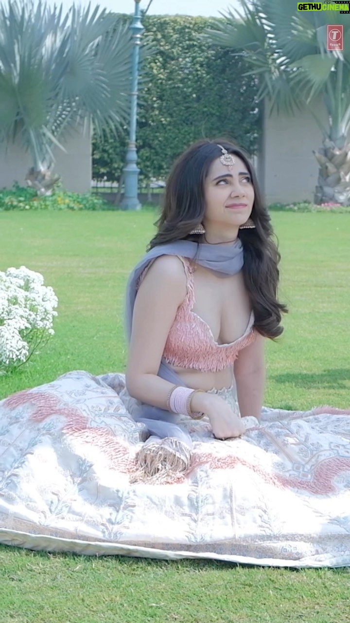 Zara Khan Instagram - Come and be a part of our craziest and biggest wedding of the year! #MainTenuChadhJaungi out now, tune in! #tseries @tseries.official #BhushanKumar @shaheernsheikh @tanishk_bagchi @donati_media #Craziestदुल्हनOfTheSeason #Sweetestदुल्हाOfTheSeason #WeddingGoals #WeddingInspiration #WeddingSeason #BigFatIndianWedding #IndianWedding