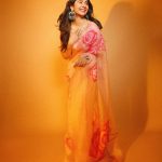 Zara Khan Instagram - Happy Dhanteras 🌞🪔🫶🏻 . . . Styled by @hitendrakapopara Outfit by @anamikakhandelwalofficial Jewellery by @vrityasilverjewelry_ Fashion team @sarinabudathoki @tanyakalraaa Hair by @little_hair_poetry Shot by @ajayjangidphotography Zahrah’s team @candidly_ish