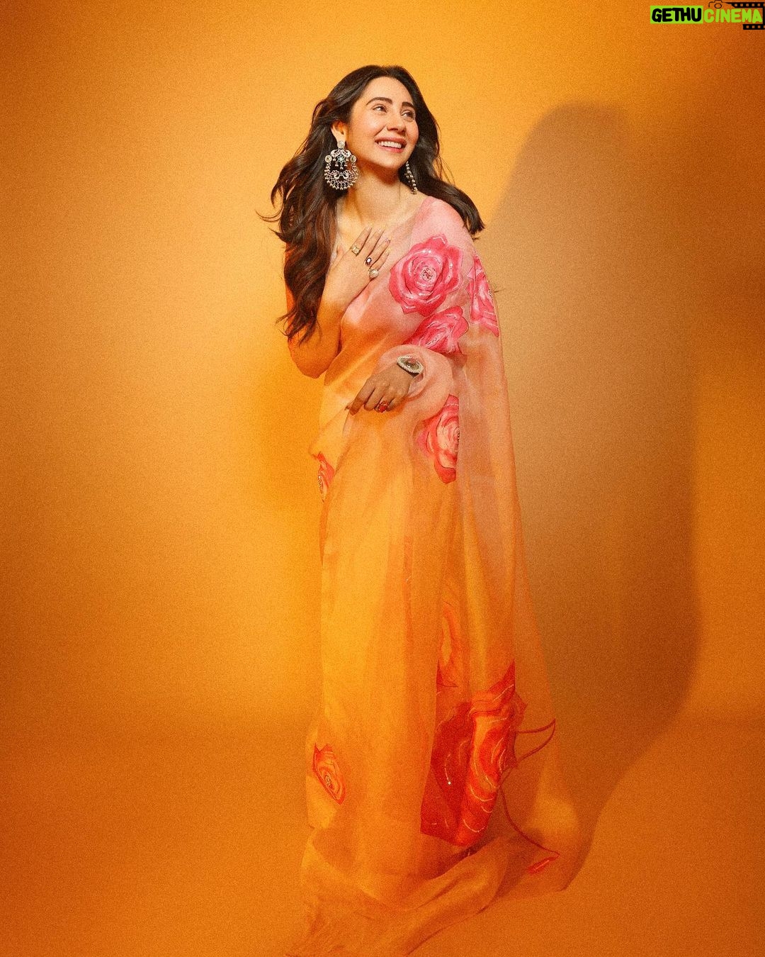 Zara Khan Instagram - Happy Dhanteras 🌞🪔🫶🏻 . . . Styled by @hitendrakapopara Outfit by @anamikakhandelwalofficial Jewellery by @vrityasilverjewelry_ Fashion team @sarinabudathoki @tanyakalraaa Hair by @little_hair_poetry Shot by @ajayjangidphotography Zahrah’s team @candidly_ish