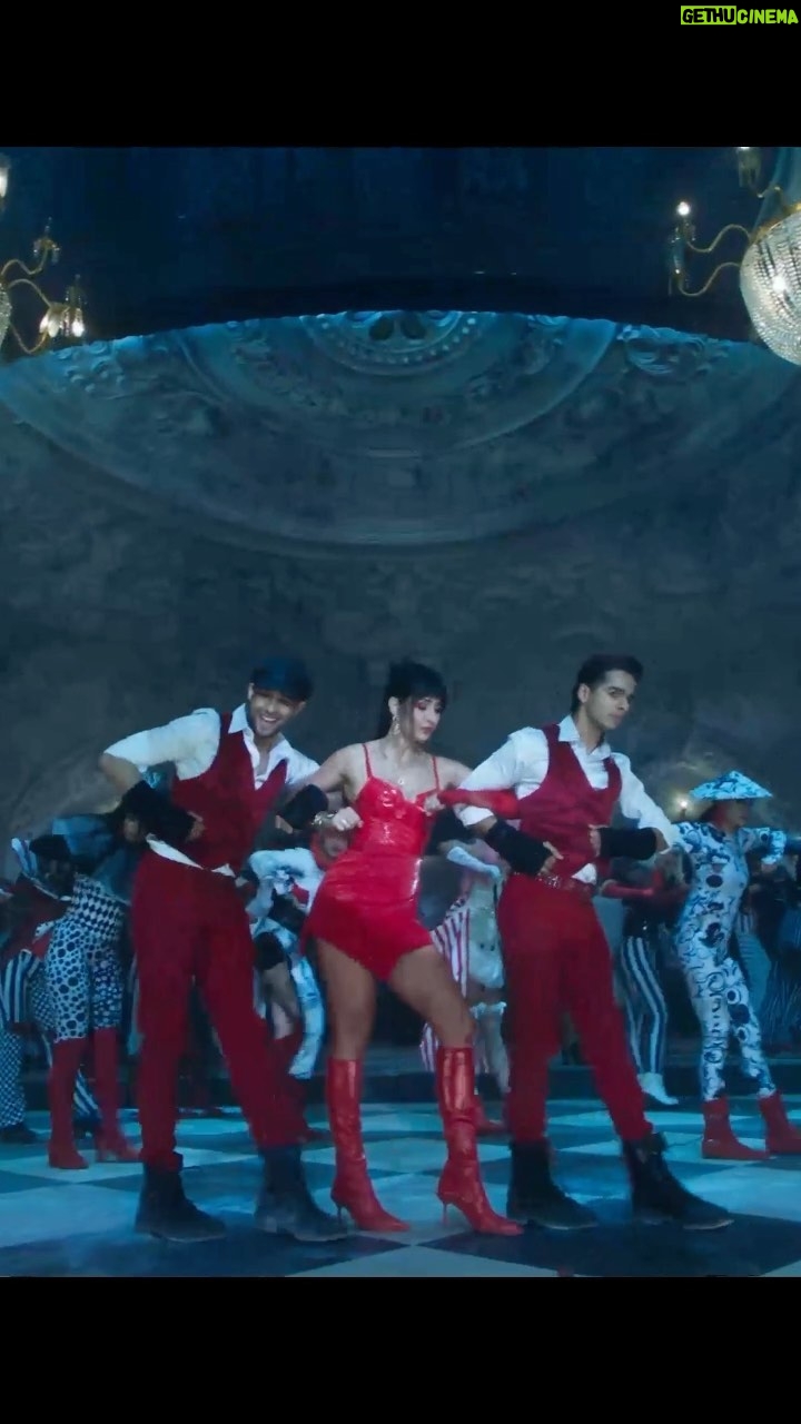Zara Khan Instagram - This Halloween, get ready to groove on the dance floor with #KinnaSona. Song out now. . . . Instagram: @tanishk_bagchi @azeemdayani @katrinakaif @ishaankhatter @siddhantchaturvedi @apnabhidu @gurmmeetsingh @excelmovies @ritesh_sid @faroutakhtar @ravi.shankaran @jasvinderbath @kumohanan @kassimjagmagia @vishalrr @aafilms.official @zeemusiccompany
