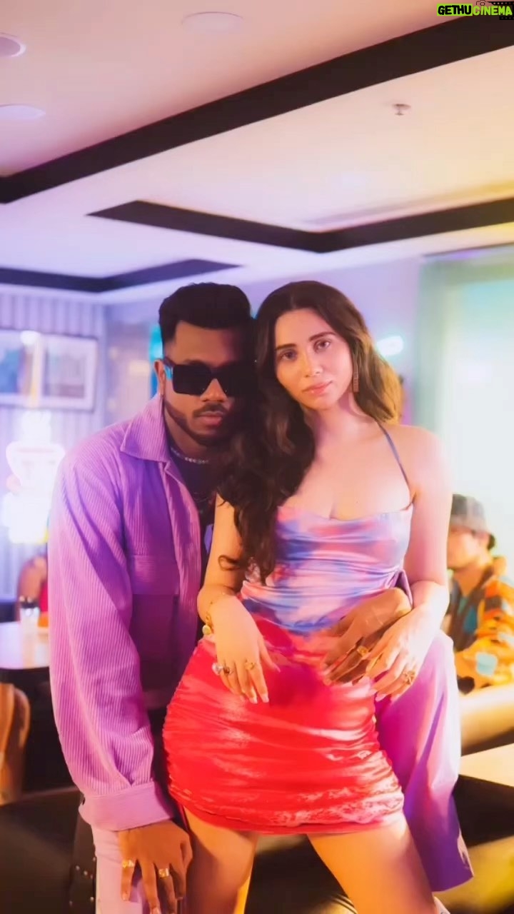 Zara Khan Instagram - Thank u guys for showing #oops soo much love & making the #oopschallenge viral with 200K reels already š A hugeee thank u to the whole team š¤ . . . @ifeelking @warnermusicindia @azeemdayani @sweta_ojha2020 @bhavyeahanand @shuntymanish @atulbigdance @dcatalent @safasheikhbeauty @harryrajput64 @mehandi7_ . . @labelshivaninirupam @thesaikostudio @she.ela.jewel @plungepattern