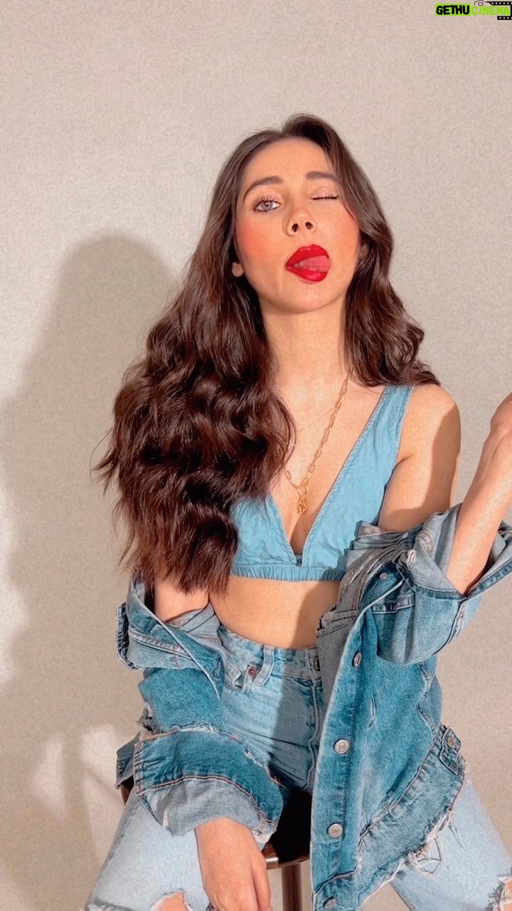 Zara Khan Instagram - All a girl needs is a pair of Denims an a #red 💄 to conquer the world ! 🔥