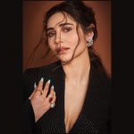 Zara Khan Instagram - Sometimes a black suit is all u need to take over the world 🖤… . . . @filmfare Wearing @sshomme Earrings @akmotiwalajewellers Photography @milind_misal Makeup @safasheikhbeauty Hair @little_hair_poetry