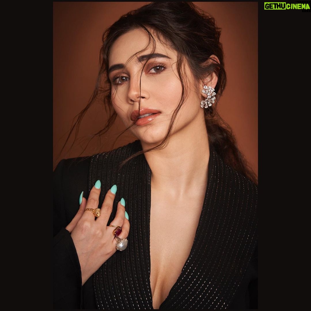 Zara Khan Instagram - Sometimes a black suit is all u need to take over the world 🖤… . . . @filmfare Wearing @sshomme Earrings @akmotiwalajewellers Photography @milind_misal Makeup @safasheikhbeauty Hair @little_hair_poetry