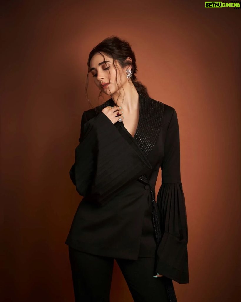 Zara Khan Instagram - Zahrah S Khan emanates the power of Sarah & Sandeep's Black Concept Embellished Tuxedo for Filmfare 2022. Jewelry by - @akmotiwalajewellers Make-up - @safasheikhbeauty Hair - @little_hair_poetry Photography - @milind_misal #SarahSandeep #ZahrahSKhan #Bespoke #Contemporary #Womenswear #Tuxedo #TheArtOfGeometry