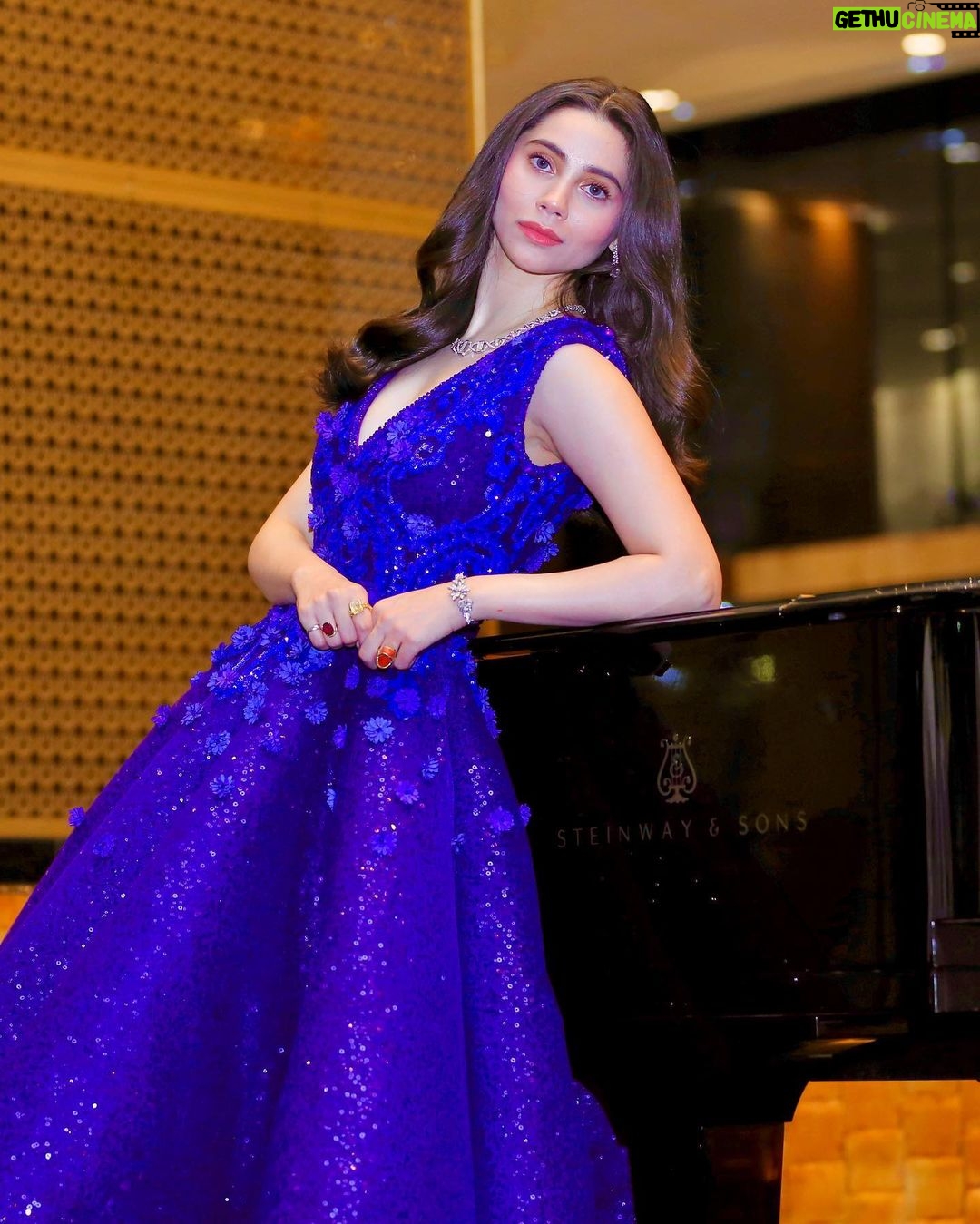 Zara Khan Instagram - Blue Sapphire in the making π ππβ¦. . . . #photographer @faizaan_events & @malindasampath_ #makeup @safasheikhbeauty #hair @little_hair_poetry #styling @raoalikhan #outfit @amatoofficial Managed by @hassnain92