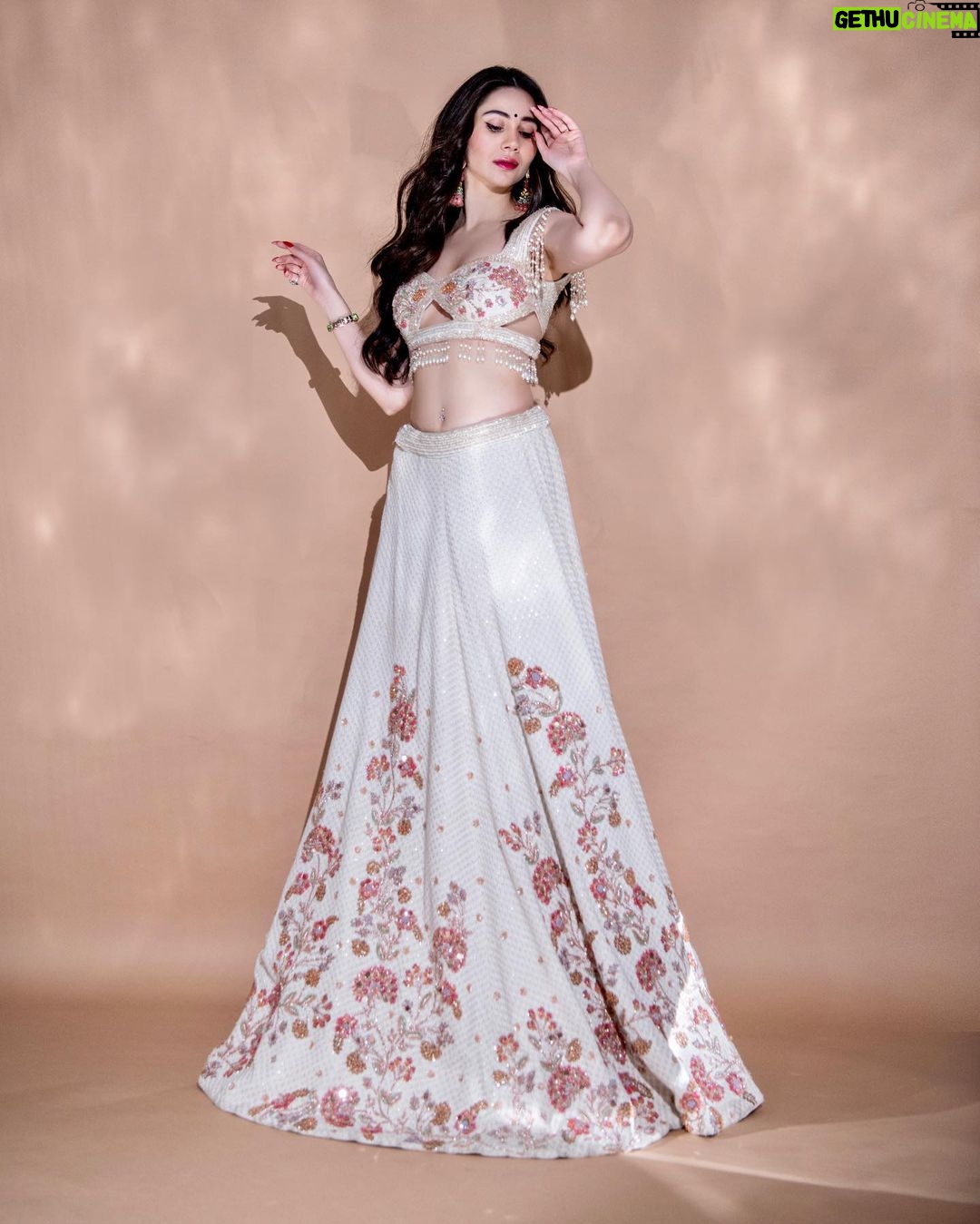 Zara Khan Instagram - #lehenga over gowns Any day😉🤍🫶🏻✨ . . . #photography @rishabhkphotography #styling @pallakhshah #outfit @bindaniofficial #jewellery @koharbykanika #makeup @safasheikhbeauty #hair @little_hair_poetry Managed by @poorva_n