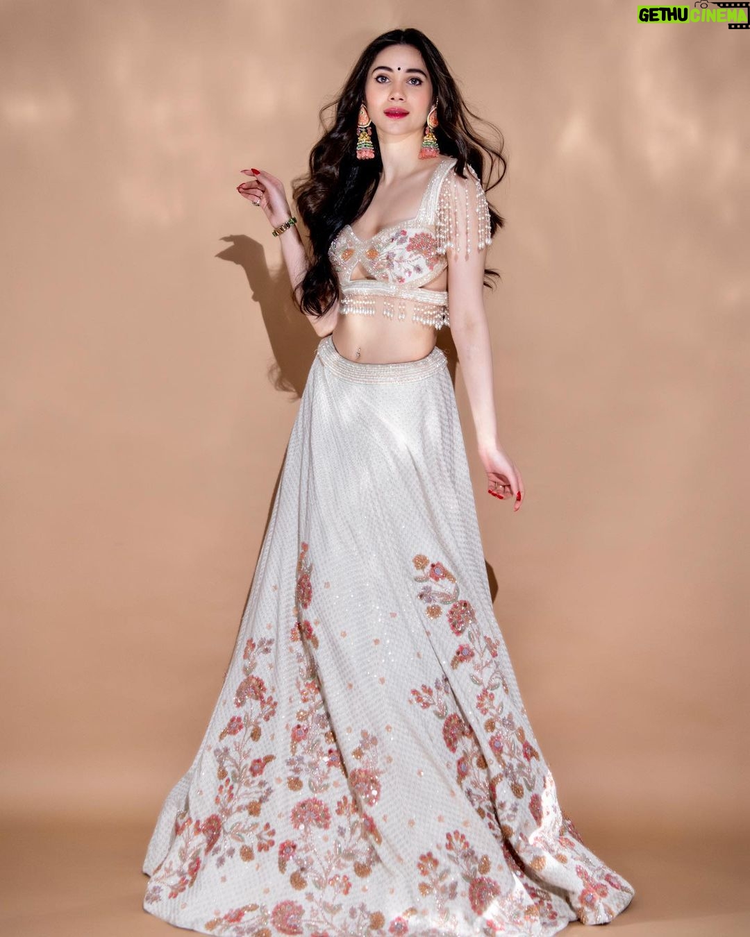 Zara Khan Instagram - #lehenga over gowns Any day😉🤍🫶🏻✨ . . . #photography @rishabhkphotography #styling @pallakhshah #outfit @bindaniofficial #jewellery @koharbykanika #makeup @safasheikhbeauty #hair @little_hair_poetry Managed by @poorva_n