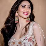 Zara Khan Instagram - #desigirl at 🫶🏻 always & forever 🤍✨ . . . #photography @rishabhkphotography #styling @pallakhshah #outfit @bindaniofficial #jewellery @koharbykanika #makeup @safasheikhbeauty #hair @little_hair_poetry Managed by @poorva_n
