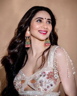 Zara Khan Instagram - #desigirl at 🫶🏻 always & forever 🤍✨
.
.
.
#photography @rishabhkphotography 
#styling @pallakhshah 
#outfit @bindaniofficial 
#jewellery @koharbykanika 
#makeup @safasheikhbeauty 
#hair @little_hair_poetry 
Managed by @poorva_n
