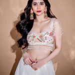 Zara Khan Instagram - #desigirl at 🫶🏻 always & forever 🤍✨ . . . #photography @rishabhkphotography #styling @pallakhshah #outfit @bindaniofficial #jewellery @koharbykanika #makeup @safasheikhbeauty #hair @little_hair_poetry Managed by @poorva_n