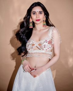 Zara Khan Instagram - #desigirl at 🫶🏻 always & forever 🤍✨ . . . #photography @rishabhkphotography #styling @pallakhshah #outfit @bindaniofficial #jewellery @koharbykanika #makeup @safasheikhbeauty #hair @little_hair_poetry Managed by @poorva_n