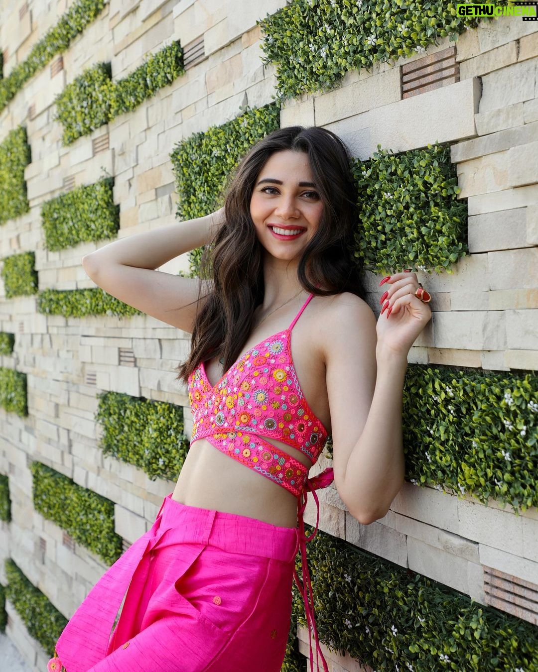 Zara Khan Instagram - #maintenuchadhjaungi promotions day 2 look πβ¨π«Άπ» . . . #outfit @kachatanka π #photography @bikashm95 πΈ #makeup @safasheikhbeauty π #hair @little_hair_poetry ππ»ββοΈ