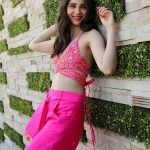 Zara Khan Instagram - #maintenuchadhjaungi promotions day 2 look 💖✨🫶🏻 . . . #outfit @kachatanka 💖 #photography @bikashm95 📸 #makeup @safasheikhbeauty 💄 #hair @little_hair_poetry 💇🏻‍♀️