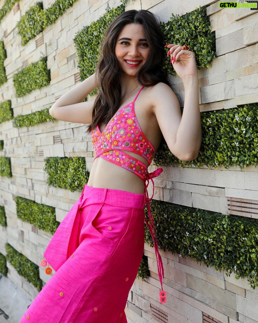 Zara Khan Instagram - #maintenuchadhjaungi promotions day 2 look πβ¨π«Άπ» . . . #outfit @kachatanka π #photography @bikashm95 πΈ #makeup @safasheikhbeauty π #hair @little_hair_poetry ππ»ββοΈ