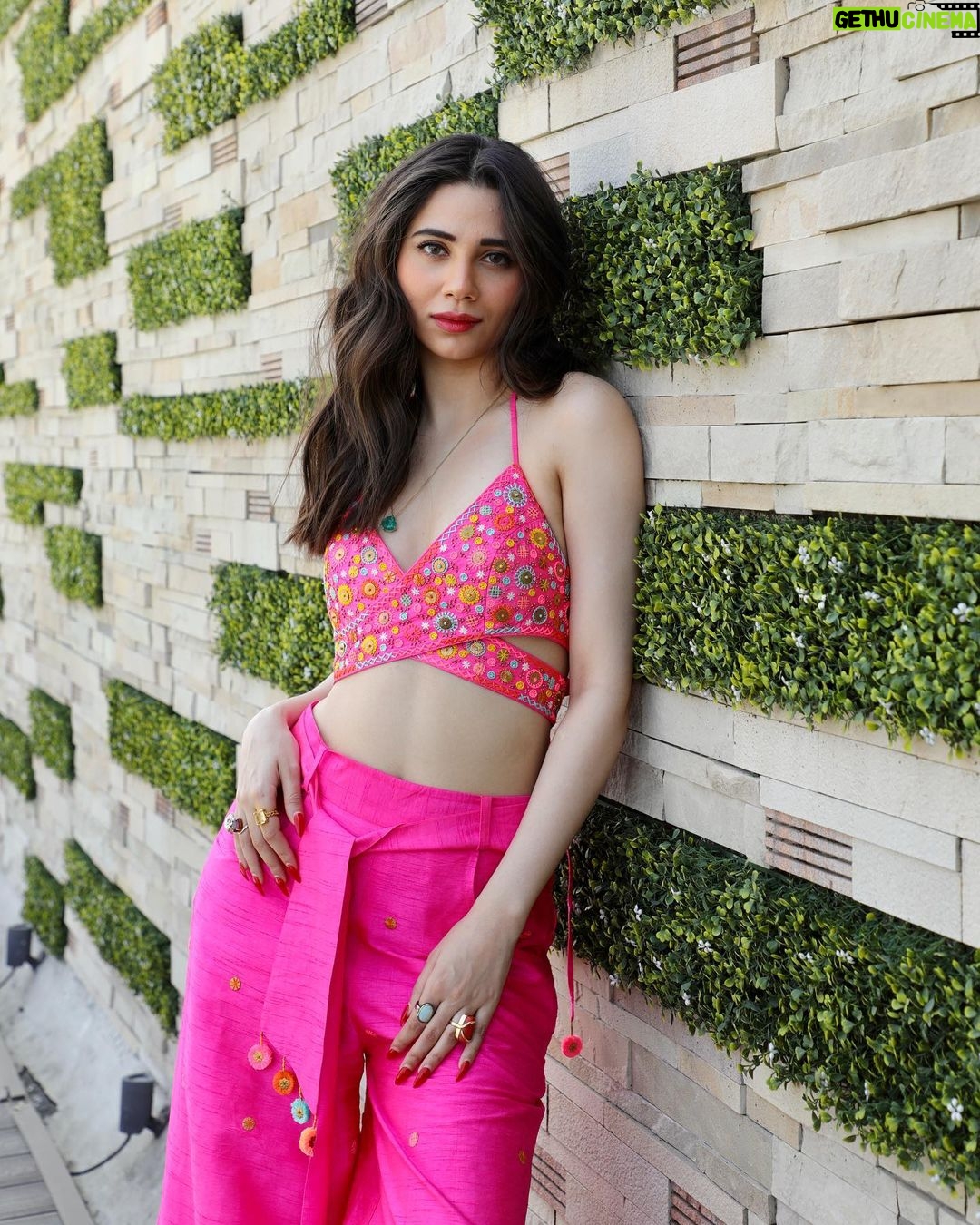 Zara Khan Instagram - #maintenuchadhjaungi promotions day 2 look πβ¨π«Άπ» . . . #outfit @kachatanka π #photography @bikashm95 πΈ #makeup @safasheikhbeauty π #hair @little_hair_poetry ππ»ββοΈ
