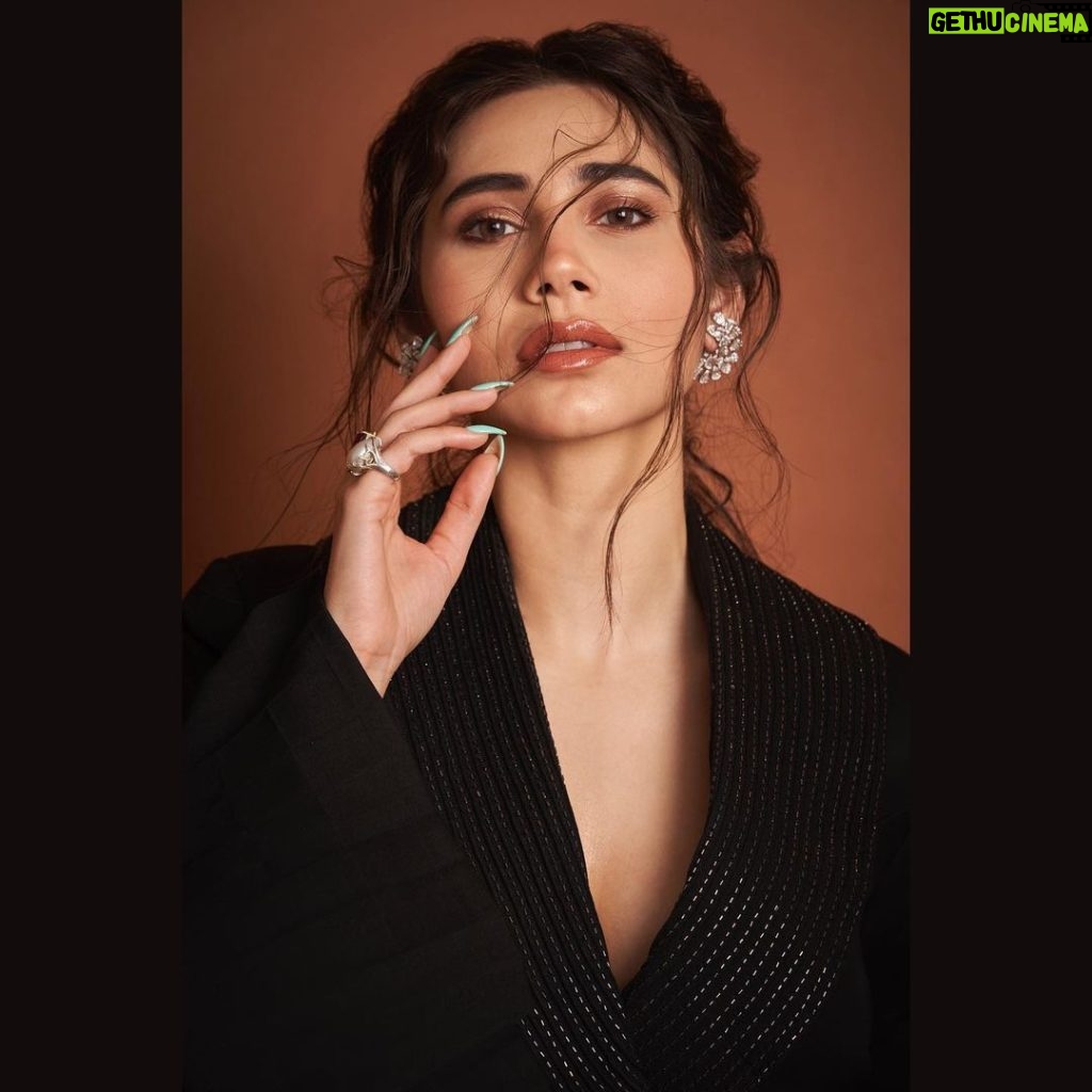 Zara Khan Instagram - Sometimes a black suit is all u need to take over the world 🖤… . . . @filmfare Wearing @sshomme Earrings @akmotiwalajewellers Photography @milind_misal Makeup @safasheikhbeauty Hair @little_hair_poetry