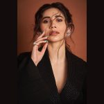 Zara Khan Instagram - Sometimes a black suit is all u need to take over the world 🖤… . . . @filmfare Wearing @sshomme Earrings @akmotiwalajewellers Photography @milind_misal Makeup @safasheikhbeauty Hair @little_hair_poetry