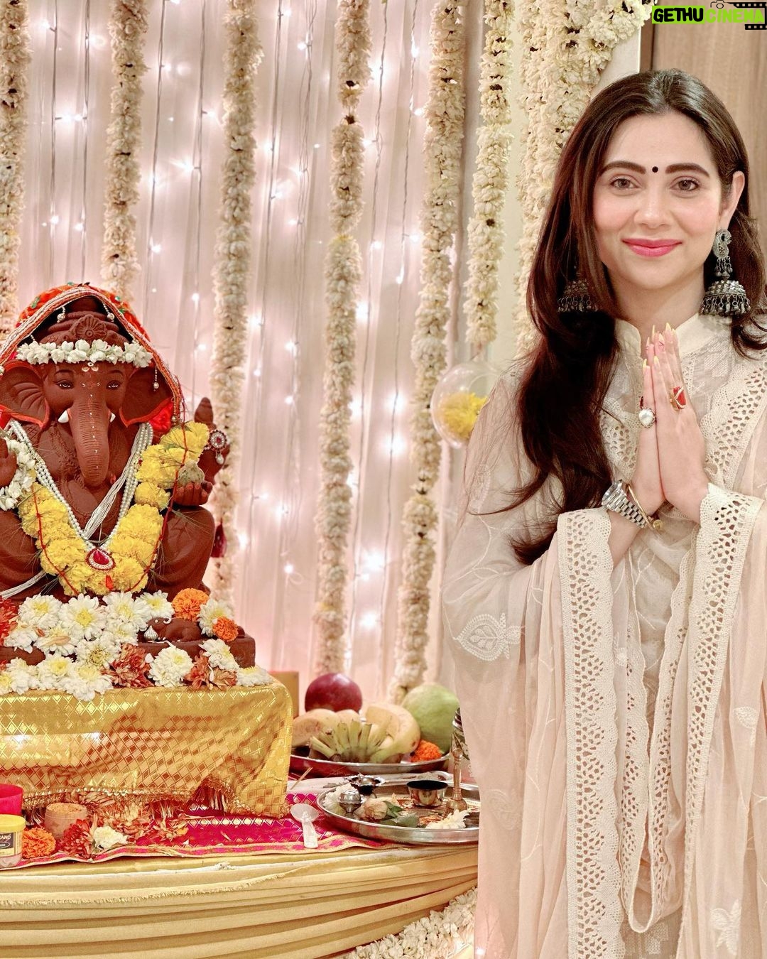 Zara Khan Instagram - Celebrating Bappa The Eco friendly wayπ«Άπ» Wishing you all a very happy and prosperous #ganeshchaturthi π€ππ» love and good wishes to all πΈ