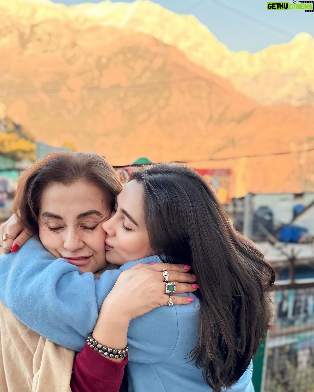 Zara Khan Instagram - A love that never fades away ,Always occupying my ❤️!!! #happyvalentinesday ! Love u Amma 😘