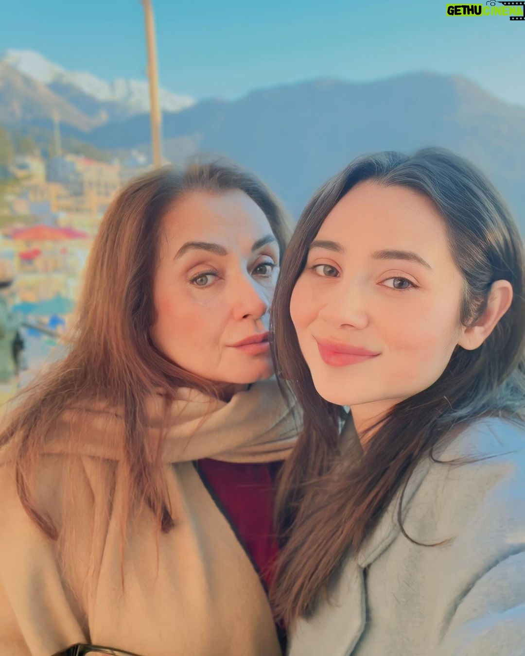 Zara Khan Instagram - A love that never fades away ,Always occupying my ❤️!!! #happyvalentinesday ! Love u Amma 😘