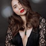 Zara Khan Instagram - rien que les lèvres rouges ne puissent réparer 💄 . . . #styled by @hitendrakapopara ( Team @tanyakalraaa @nidhi_harsora21 ) #outfit @zeenazaki #necklace @rubans.in @oakpinionpr #photographer @milind_misal #hairstylist @ashisbogi #makeupartist @safasheikhbeauty