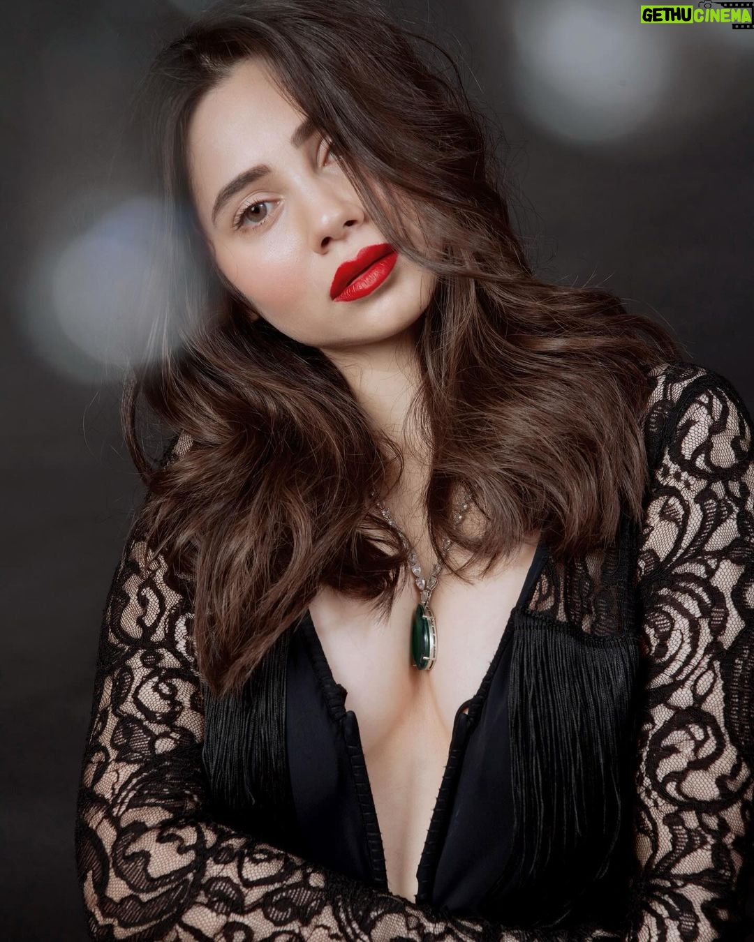 Zara Khan Instagram - rien que les lèvres rouges ne puissent réparer 💄 . . . #styled by @hitendrakapopara ( Team @tanyakalraaa @nidhi_harsora21 ) #outfit @zeenazaki #necklace @rubans.in @oakpinionpr #photographer @milind_misal #hairstylist @ashisbogi #makeupartist @safasheikhbeauty