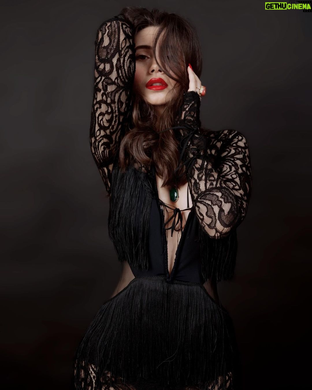 Zara Khan Instagram - rien que les lèvres rouges ne puissent réparer 💄 . . . #styled by @hitendrakapopara ( Team @tanyakalraaa @nidhi_harsora21 ) #outfit @zeenazaki #necklace @rubans.in @oakpinionpr #photographer @milind_misal #hairstylist @ashisbogi #makeupartist @safasheikhbeauty