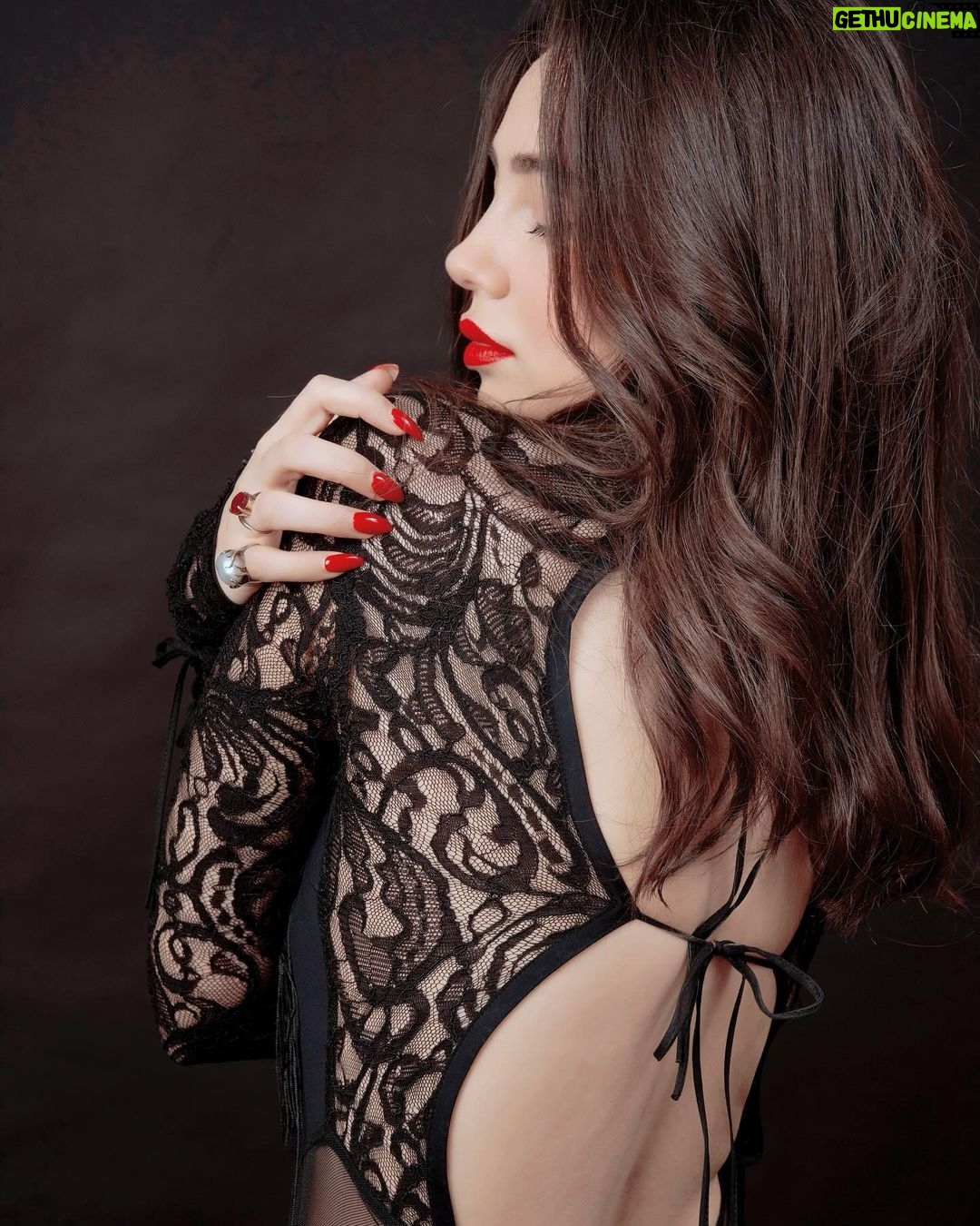 Zara Khan Instagram - rien que les lèvres rouges ne puissent réparer 💄 . . . #styled by @hitendrakapopara ( Team @tanyakalraaa @nidhi_harsora21 ) #outfit @zeenazaki #necklace @rubans.in @oakpinionpr #photographer @milind_misal #hairstylist @ashisbogi #makeupartist @safasheikhbeauty