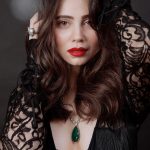 Zara Khan Instagram - rien que les lèvres rouges ne puissent réparer 💄 . . . #styled by @hitendrakapopara ( Team @tanyakalraaa @nidhi_harsora21 ) #outfit @zeenazaki #necklace @rubans.in @oakpinionpr #photographer @milind_misal #hairstylist @ashisbogi #makeupartist @safasheikhbeauty