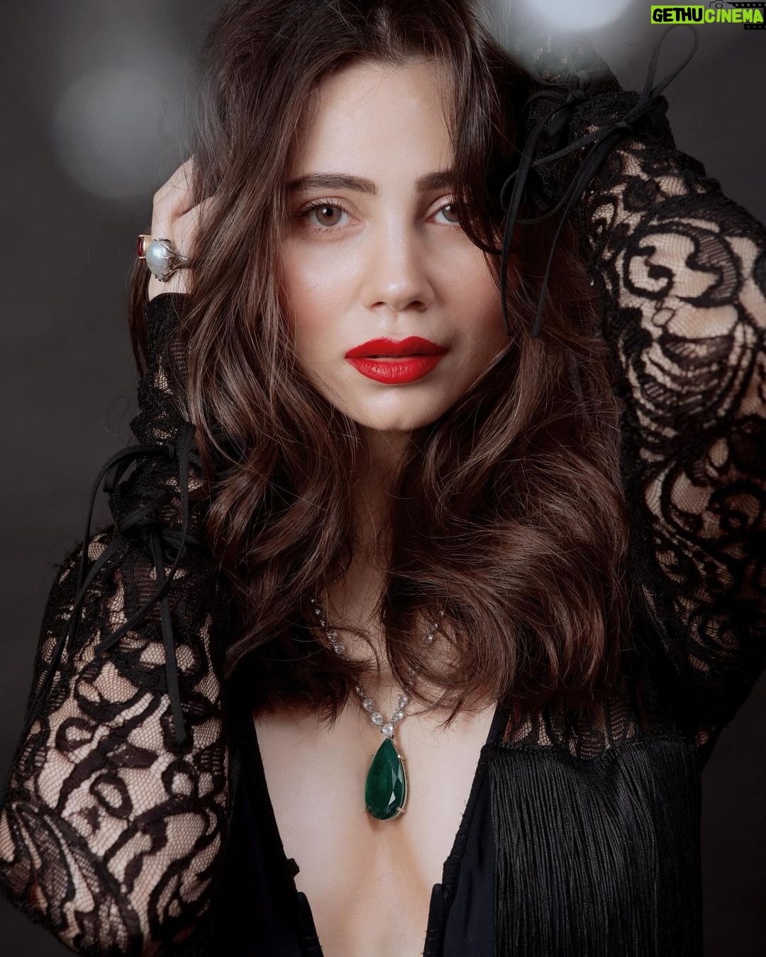 Zara Khan Instagram - rien que les lèvres rouges ne puissent réparer 💄 . . . #styled by @hitendrakapopara ( Team @tanyakalraaa @nidhi_harsora21 ) #outfit @zeenazaki #necklace @rubans.in @oakpinionpr #photographer @milind_misal #hairstylist @ashisbogi #makeupartist @safasheikhbeauty