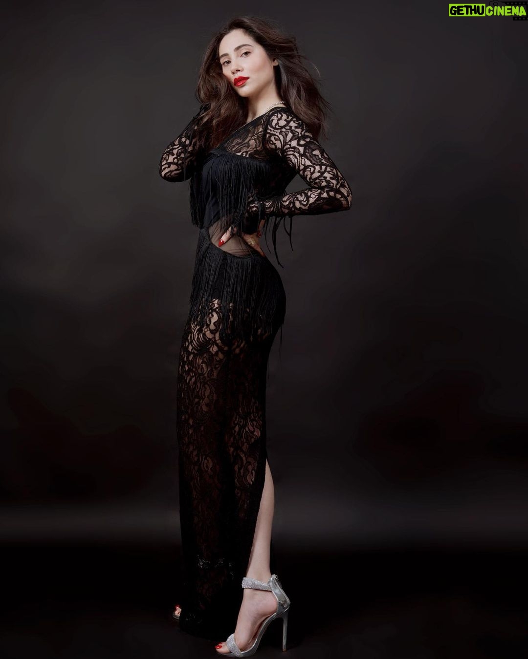 Zara Khan Instagram - Life is too short to wear boring dresses. 💋💄 . . . #styled by @hitendrakapopara ( Team @tanyakalraaa @nidhi_harsora21 ) #outfit @zeenazaki #necklace @rubans.in @oakpinionpr #photographer @milind_misal #hairstylist @ashisbogi #makeupartist @safasheikhbeauty