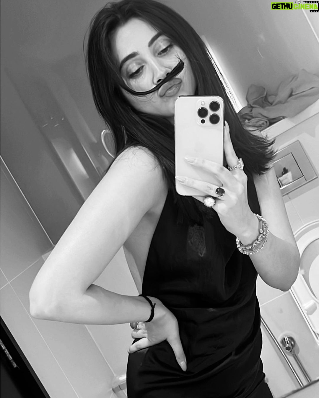 Zara Khan Instagram - "Just me, myself, and a #selfie 💗